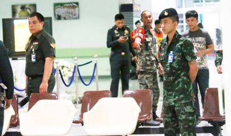 Binh sĩ và cảnh sát tại hiện trường vụ đánh bom Bệnh viện Phramongkutklao.